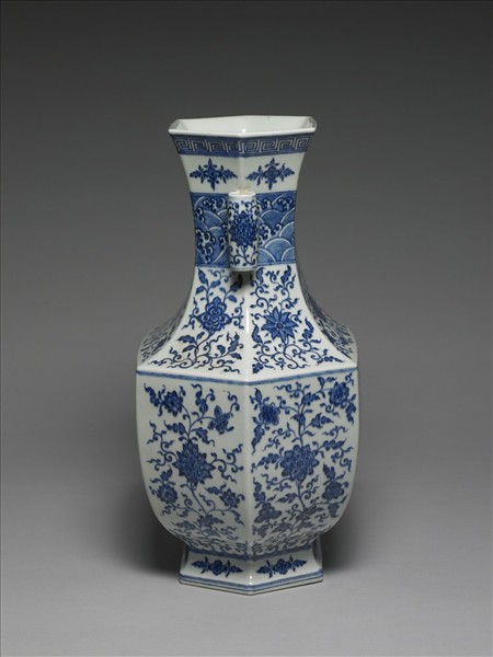 青花番蓮紋貫耳六稜瓶