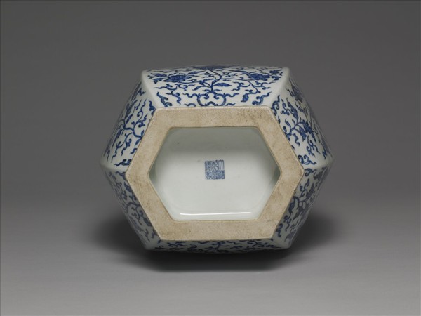 青花番蓮紋貫耳六稜瓶