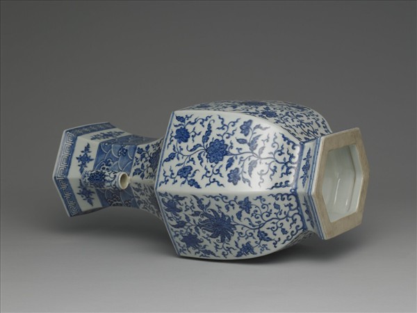 青花番蓮紋貫耳六稜瓶