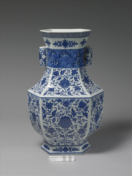 青花番蓮紋貫耳六稜瓶