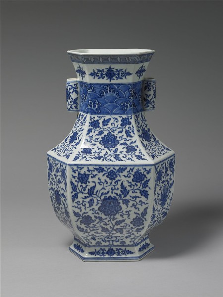 青花番蓮紋貫耳六稜瓶