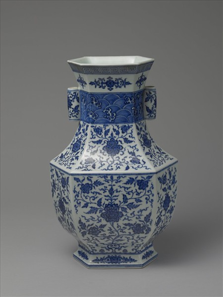 青花番蓮紋貫耳六稜瓶