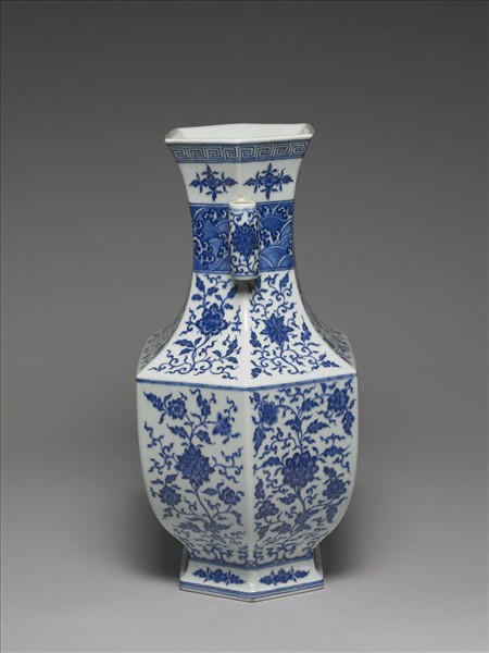 青花番蓮紋貫耳六稜瓶