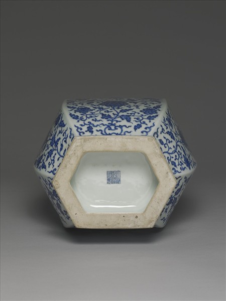 青花番蓮紋貫耳六稜瓶