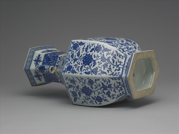 青花番蓮紋貫耳六稜瓶