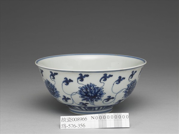 青花番蓮紋碗
