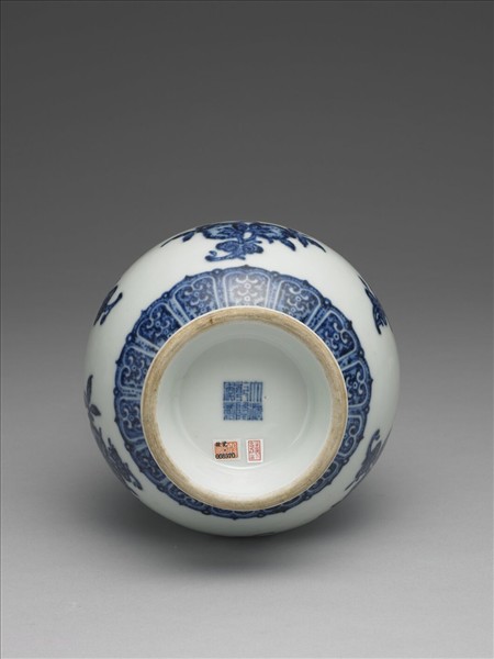 青花花卉紋蒜頭瓶