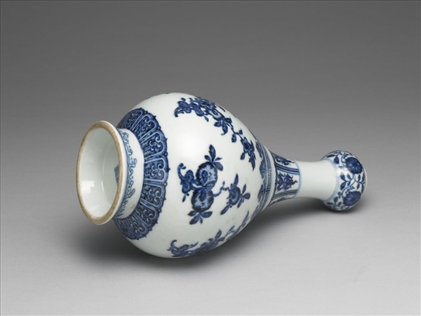 青花花卉紋蒜頭瓶