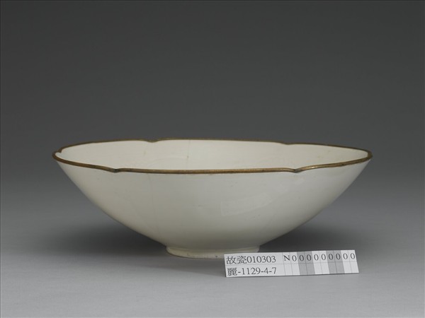 定窯 白瓷劃花折枝牡丹紋花式碗