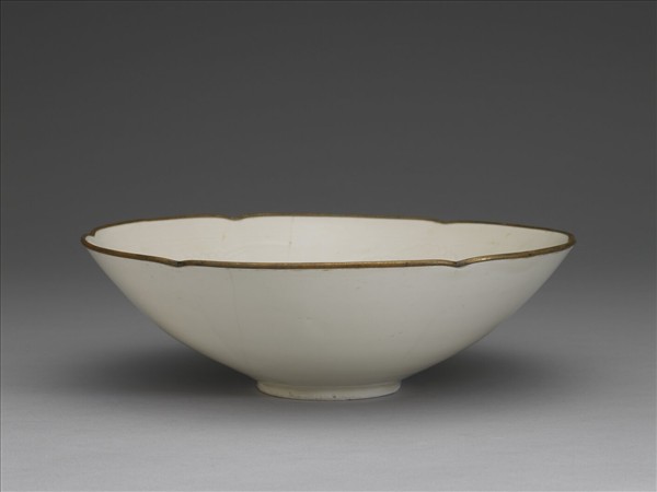 定窯 白瓷劃花折枝牡丹紋花式碗