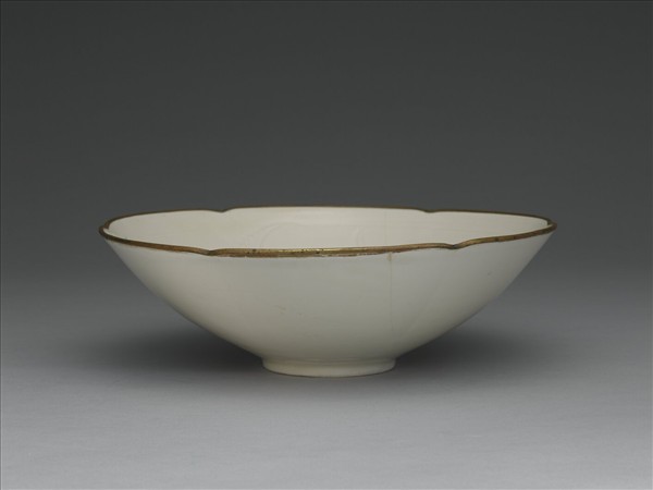 定窯 白瓷劃花折枝牡丹紋花式碗