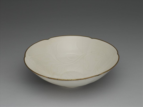 定窯 白瓷劃花折枝牡丹紋花式碗