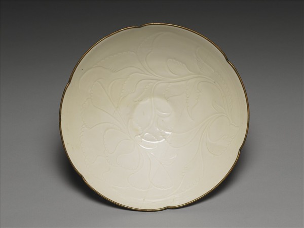 定窯 白瓷劃花折枝牡丹紋花式碗