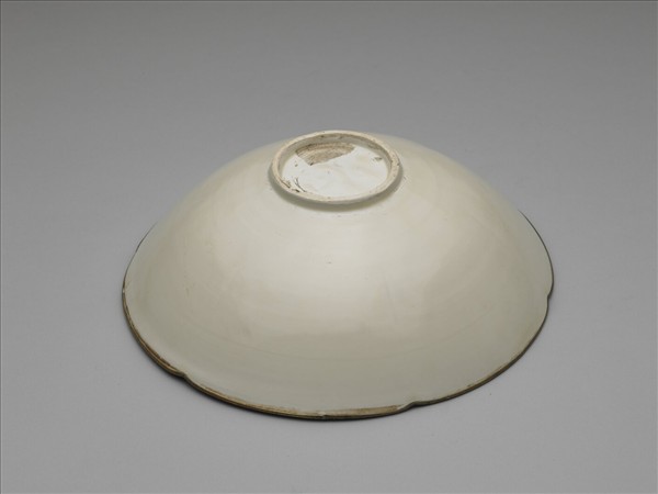 定窯 白瓷劃花折枝牡丹紋花式碗