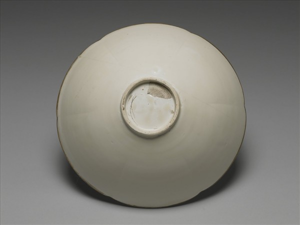 定窯 白瓷劃花折枝牡丹紋花式碗