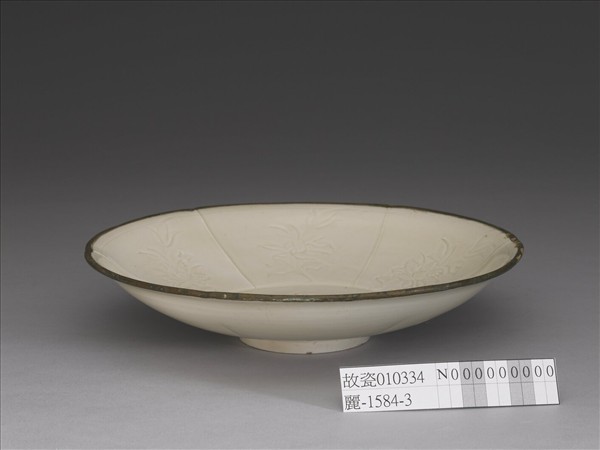 定窯系 白瓷劃花折枝花果紋分格盤