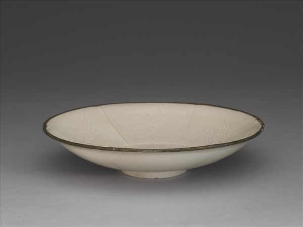 定窯系 白瓷劃花折枝花果紋分格盤