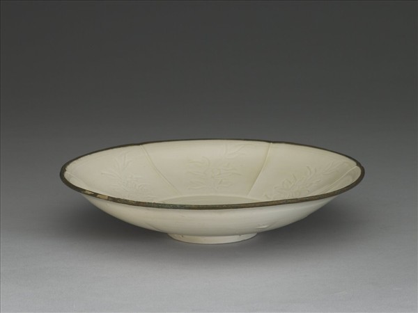 定窯系 白瓷劃花折枝花果紋分格盤