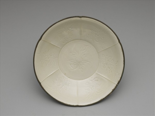 定窯系 白瓷劃花折枝花果紋分格盤