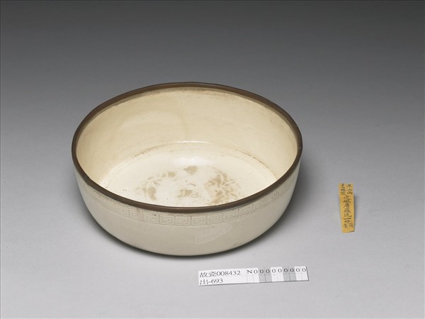 白瓷劃花蓮塘鷺鷥紋洗