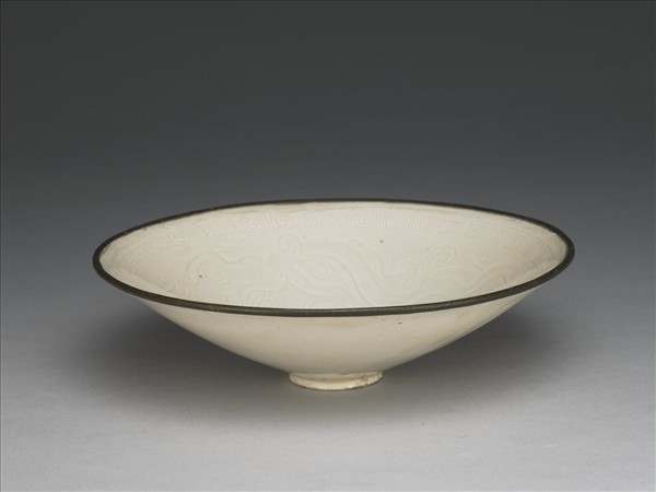 定窯 白瓷劃花雙螭紋笠式碗