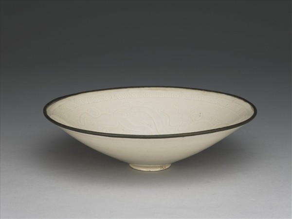 定窯 白瓷劃花雙螭紋笠式碗