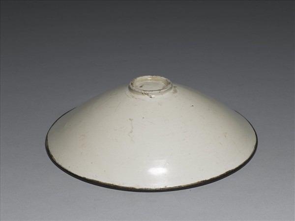 定窯 白瓷劃花雙螭紋笠式碗