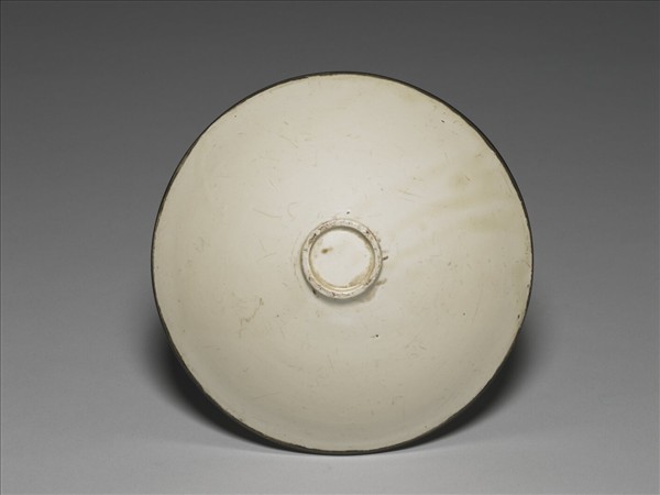 定窯 白瓷劃花雙螭紋笠式碗