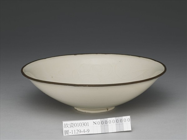 定窯 劃花蓮花紋碗