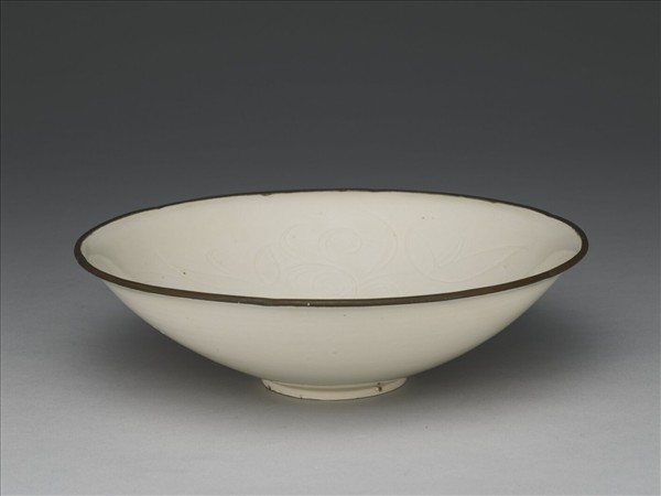 定窯 劃花蓮花紋碗