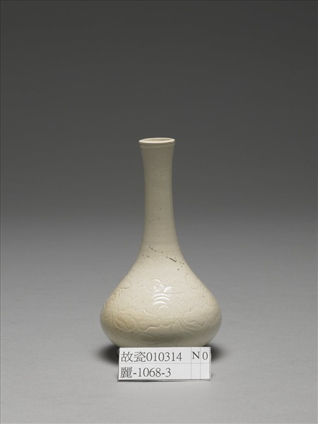 白瓷刻花花卉紋瓶