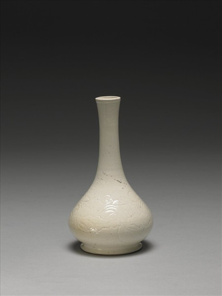 白瓷刻花花卉紋瓶