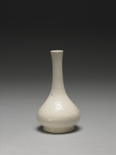白瓷刻花花卉紋瓶