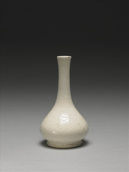 白瓷刻花花卉紋瓶