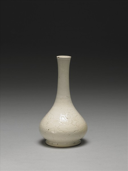 白瓷刻花花卉紋瓶