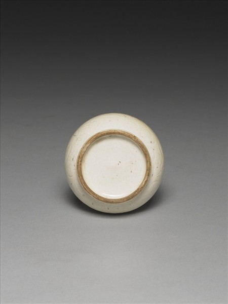 白瓷刻花花卉紋瓶