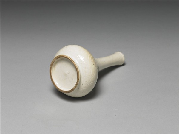 白瓷刻花花卉紋瓶