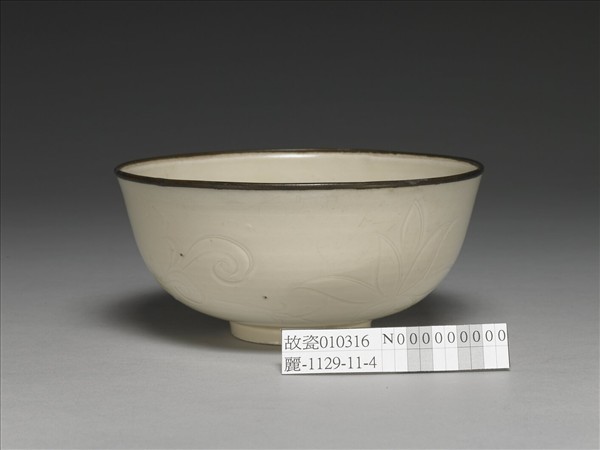 定窯 白瓷劃花萱草紋碗