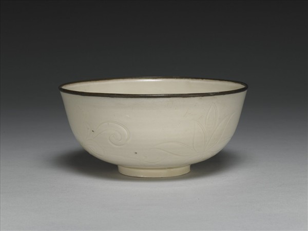 定窯 白瓷劃花萱草紋碗