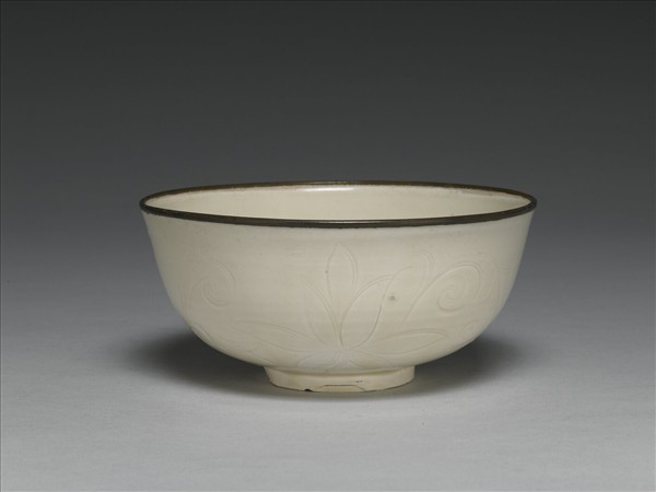 定窯 白瓷劃花萱草紋碗