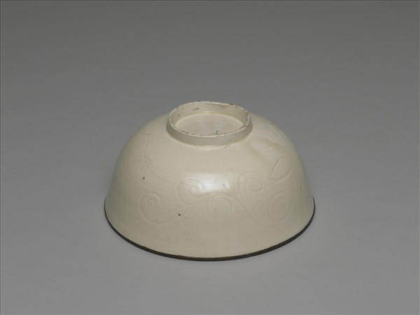 定窯 白瓷劃花萱草紋碗