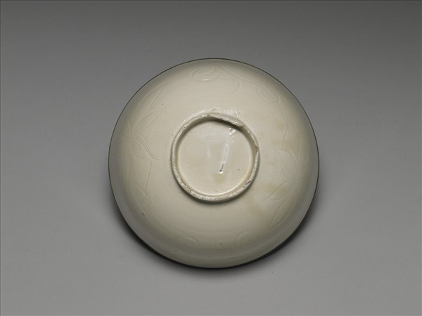 定窯 白瓷劃花萱草紋碗