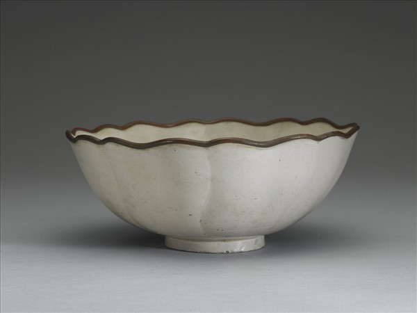 定窯 牡丹花式碗