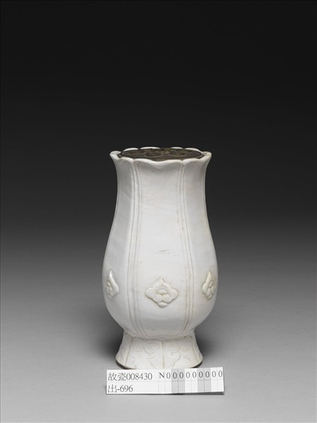 白瓷葵花式花瓶