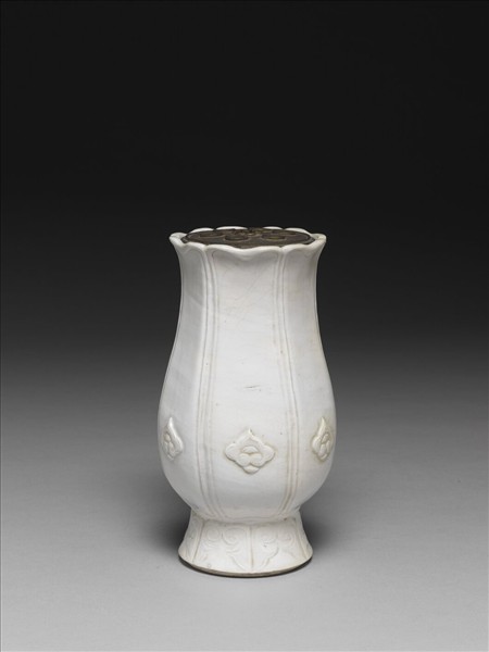 白瓷葵花式花瓶