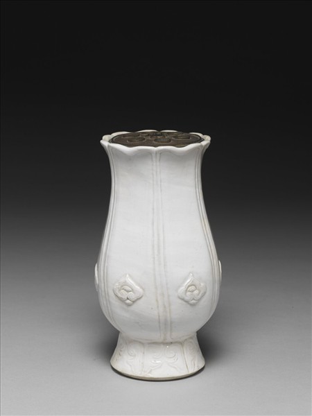 白瓷葵花式花瓶