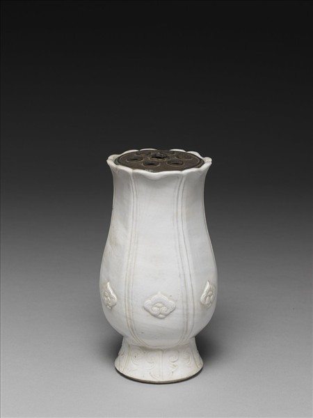 白瓷葵花式花瓶