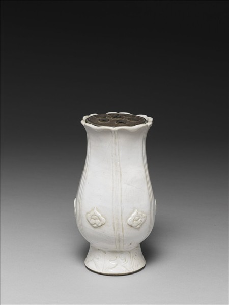 白瓷葵花式花瓶