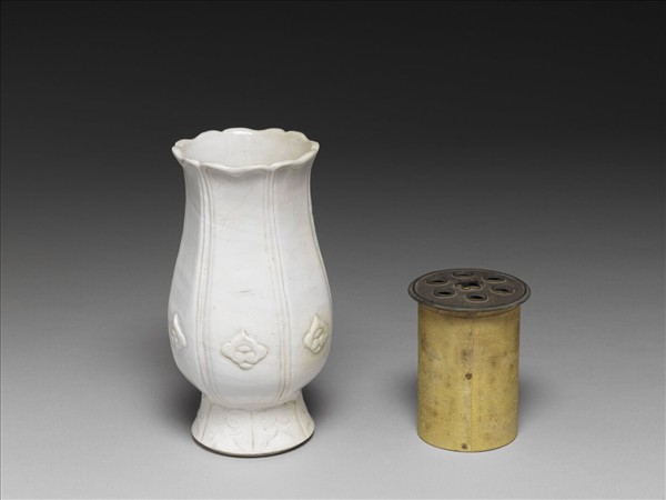 白瓷葵花式花瓶