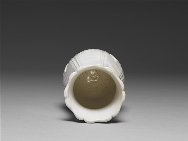 白瓷葵花式花瓶